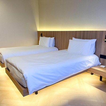 Resident Hotel Abay Almati Kültér fotó
